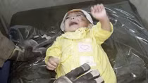 Bé một tháng tuổi thoát chết thần kỳ trong đống đổ nát bởi bom đạn ở Syria