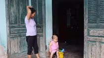 Xót xa cô gái 27 tuổi mang thân hình của đứa trẻ lên ba