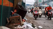 Rác thải bủa vây đường Trường Chinh