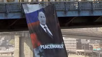 Banner ca ngợi Tổng thống Putin treo giữa trung tâm NewYork