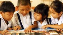 Trẻ chọn sách hay ipad, phụ thuộc vào cha mẹ