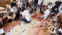 Tổ chức đánh bạc trong bãi vật liệu giữa "mùa COVID"
