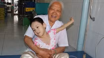“Bà ngoại” của những đứa trẻ bại não