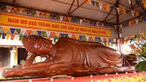 Pho tượng Đức Phật Thích Ca Mâu Ni bằng gỗ lũa Cẩm Lai giành kỷ lục Việt Nam