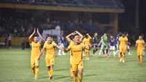 Sông Lam Nghệ An "nhuộm vàng" sân Hàng Đẫy