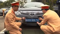 Kiểm tra, gắn biển cho 109 xe phục Đại hội Đảng thứ XIII