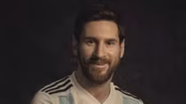 Messi “ôm dê” chụp ảnh trước World Cup