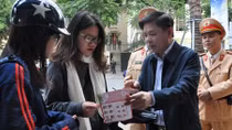 Kiểm tra việc tuyên truyền, nâng cao hiệu quả đội mũ bảo hiểm cho trẻ em