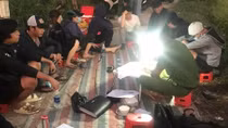 Rủ nhau vào nghĩa địa tổ chức xóc đĩa