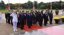 Thủ tướng Nhật Bản Suga Yoshihide vào Lăng viếng Chủ tịch Hồ Chí Minh