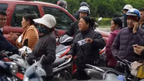 Phe vé tiếp tục "hoành hành" trước trụ sở VFF