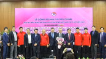 Bóng đá Việt Nam chia sẻ khó khăn cùng miền Trung
