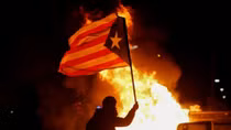 Cổ động viên Catalan "nổi loạn" bên lề trận Siêu kinh điển