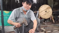 Người thầy giáo “giữ lửa” cho làng rèn 500 năm tuổi