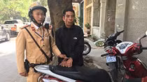 CSGT tuần tra bắt tên trộm xe Lead trên phố