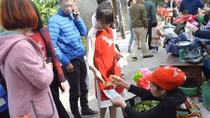 Đầu xuân đi chợ không mặc cả