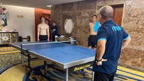 Công Phượng khoe cơ bắp khi "đối đầu" với thầy Park