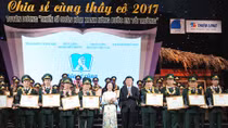 Tuyên dương Chiến sĩ quân hàm xanh nâng bước em tới trường