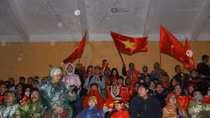 Cổ động viên "đội mưa, chịu rét" xem chung kết AFF Cup 2018