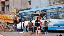 Va chạm với xe đạp điện, xe khách lao vào nhà dân, 4 người thương vong