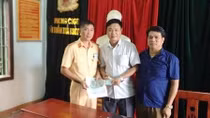 Nhặt được ví tiền CSGT mang trả người đánh rơi