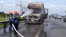 Xe tải bất ngờ cháy rụi trên cao tốc TP.HCM – Trung Lương