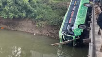 Giám đốc Công an Thanh Hóa trực tiếp chỉ đạo công tác cứu hộ xe khách rơi xuống sông