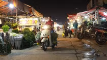 Chợ hoa Quảng An ế ẩm, thương lái mệt mỏi chờ đợi khách trong đêm