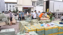 Bắt giữ xe tải chở số lượng lớn hàng Trung Quốc lậu 