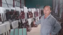 Anh nông dân và chiếc máy cấy không động cơ tiện ích