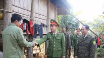 Công an Tân Lạc quyên góp làm đường, tặng bò cho dân
