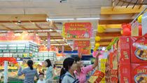 Bánh mứt Tết cạnh tranh trên các cửa hàng