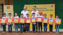 Gần 50 nghìn phần quà trong chương trình “Tôn Hoa Sen - Cùng em đi học” 2017