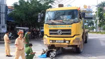 Xe tải tông xe máy, 2 người bị thương nặng