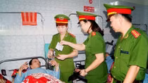 Công an Hòa Bình với “nụ cười công sở”
