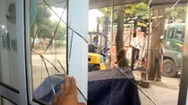 Nhiều nhà dân bị đập phá và ném chất thải trong đêm