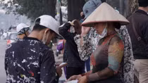 "Dân phe" âm thầm thu gom vé từ người hâm mộ