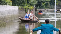 Cười ra nước mắt: Người dân Chương Mỹ sắm thuyền sống chung với lũ