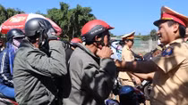 CSGT Công an Đắk Nông đồng hành cùng người dân về quê ăn Tết