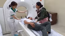 Nhắc nhở ô tô đậu trước cửa, người đàn ông bị lôi lên xe đánh nhập viện