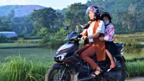 Cô “xe ôm” không lương chắp cánh ước mơ cho trẻ em bất hạnh