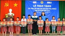 Trao 500 chiếc cặp phao cứu sinh cho học sinh vùng ngập lũ An Giang