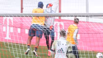 Cầu thủ Bayern nói chuyện "bằng nắm đấm" trên sân tập
