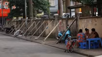 Dân Hà Nội "liều mình" ngồi uống trà bên bức tường sắp đổ