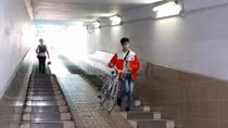 Một nhịp sống "khác lạ" dưới hầm đi bộ Ngã Tư Sở