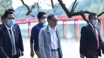 Thủ tướng Nhật Bản Yoshihide Suga đi dạo Hồ Gươm 