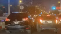 Màn rượt đuổi như trong phim giữa 2 xe ô tô ở Hà Nội