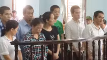 Người trong nhà đưa nhau vào tù vì tiêu thụ tiền giả