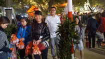 Muối, cành lộc, đồ ăn đắt hàng trong đêm giao thừa.