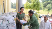 Sẻ chia khó khăn với nhân dân vùng lũ Thanh Hóa
